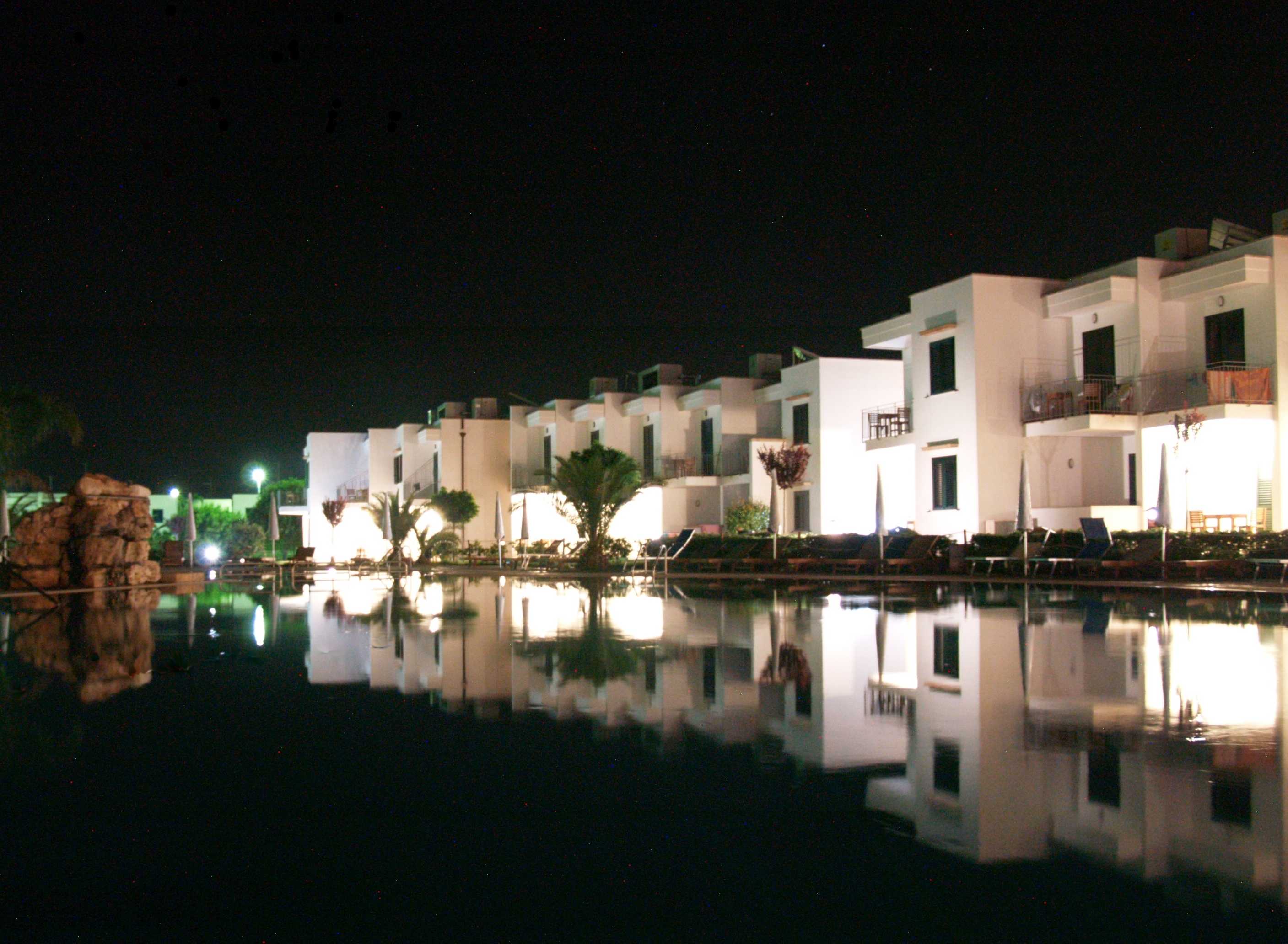 Hotel Residence Porto Selvaggio - Vista Hotel  Notturna